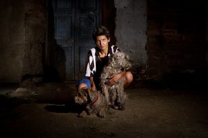 Mejor fotografía de mascotas: serie Cuando la pobreza es tu mayor riqueza. Juan Cadavid. Tomadas en Medellín, Antioquia - Colombia.